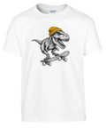 Vit barn-t-shirt med en T-Rex i gul mössa på skateboard.
