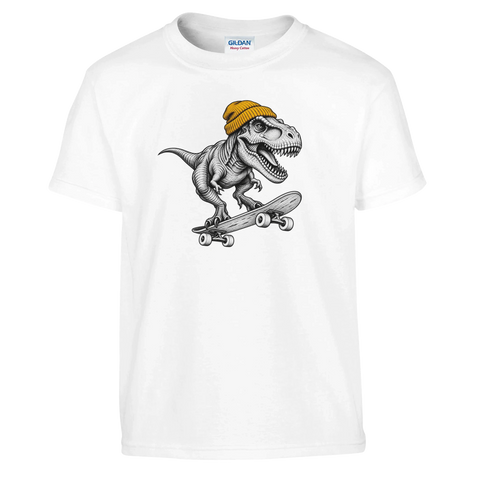 Vit barn-t-shirt med en T-Rex i gul mössa på skateboard.
