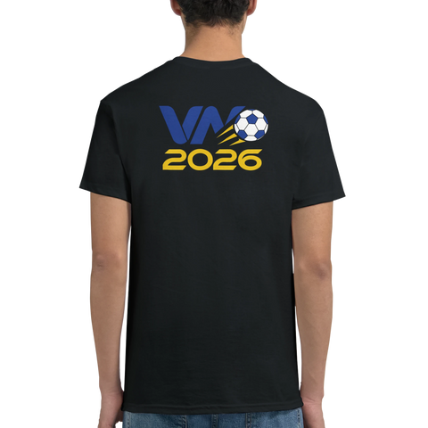 Sportigt VM 2026 ryggtryck med fotboll och blågul text på svart t-shirt