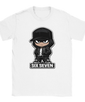 Vit t-shirt med chibi-illustration av karaktär i hoodie och keps