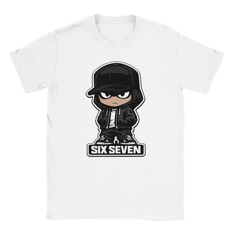 Vit t-shirt med chibi-illustration av karaktär i hoodie och keps