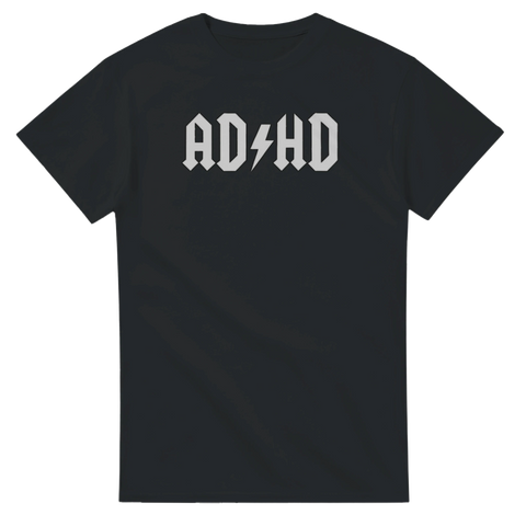 Grå AC/DC-inspirerad "AD⚡HD" logotyp på svart t-shirt.