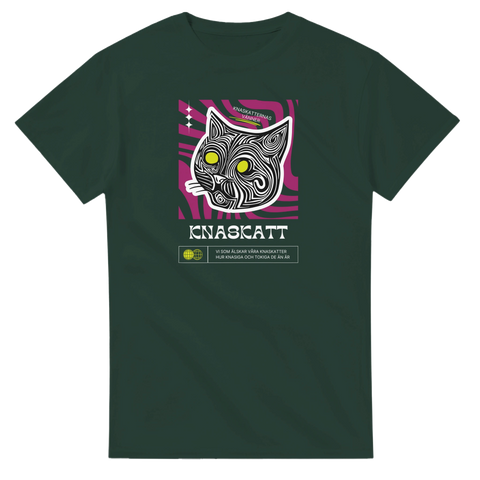 Mörkgrön t-shirt med konstnärligt kattryck och texten Knaskatt