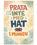 Handritad poster med texten Prata inte med hat i munnen i olika färger mot en krämvit bakgrund med pastellfärgade penseldrag.