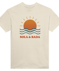 Vintagedesign med texten Sola och Bada på naturvit t-shirt