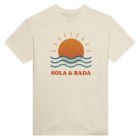 Vintagedesign med texten Sola och Bada på naturvit t-shirt