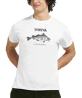 Vit t-shirt med en svart illustration av en torsk och texten "TORSK" och "GADUS MORHUA" under.