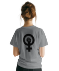 Minimalistiskt feministiskt ryggtryck med kvinnotecken – grå t-shirt
