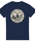 Badge-design med vilda djur och natur på marinblå t-shirt