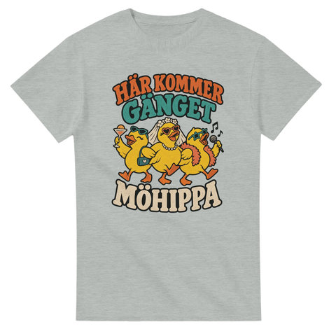 T-shirt with three partying chickens and the Swedish text “Här kommer gänget – Möhippa”