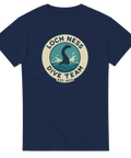 Klassiskt cirkelformat tryck med Nessie-siluett – marinblå t-shirt med motiv