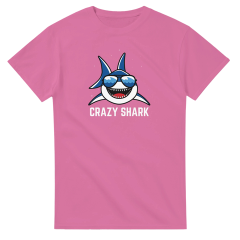 Tecknad haj med solglasögon och text "CRAZY SHARK" på rosa t-shirt.