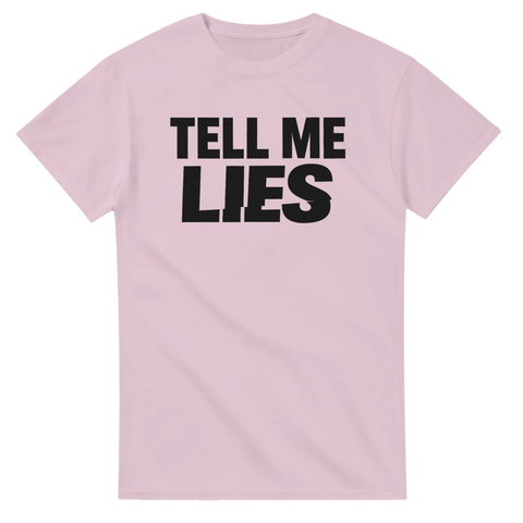 Ljusrosa t-shirt med ironiskt budskap tryckt i fet stil