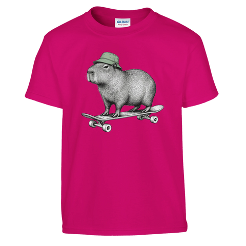 Rosa barn-t-shirt med en kapybara i grön mössa på skateboard.