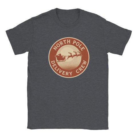 Jul t-shirt med ren och släde – North Pole Delivery Crew