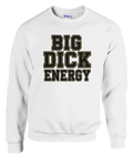 Vit sweatshirt med Big Dick Energy tryckt i svart varsity-stil