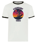 Grafisk illustration av en surfande astronaut i rymden – vit ringer t-shirt