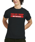 Man bär svart t-shirt med Fuck off Trump statement design