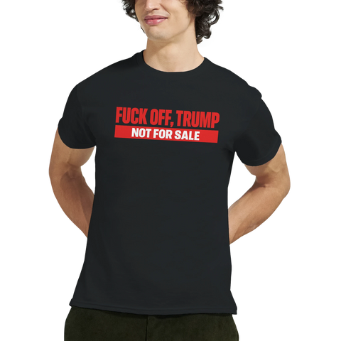 Man bär svart t-shirt med Fuck off Trump statement design