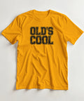 Old's Cool" texttryck i svart, sliten retrostil på en gul t-shirt.
