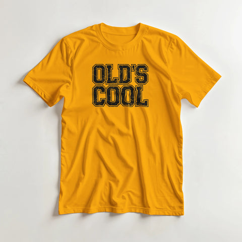 Old's Cool" texttryck i svart, sliten retrostil på en gul t-shirt.