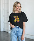 Pop art-porträtt av blond kvinna med text "ICK!" på svart t-shirt.
