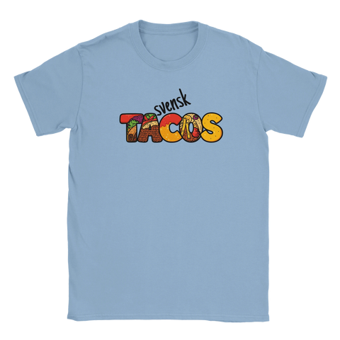 Svensk TACOS" text i bubblig stil med tacos, köttfärs, ost och sallad på ljusblå t-shirt.