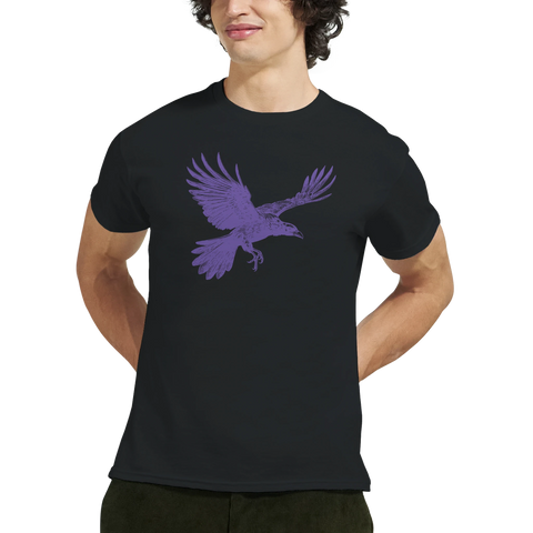 Man bär en svart t-shirt med lila korpmotiv i detaljerad skiss-stil