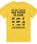 Satirisk illustration av djur i kläder – gul t-shirt med humoristiskt citat