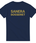 Stilren t-shirt med svensk text Sanera Sosseriet – mörkblå modell