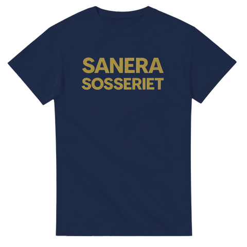 Stilren t-shirt med svensk text Sanera Sosseriet – mörkblå modell