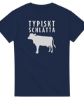 Typiskt Schlätta" text och ko-silhuett i vitt på marinblå t-shirt.