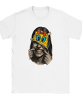 Detaljrikt grafiskt tryck med satirisk underton på vit t-shirt