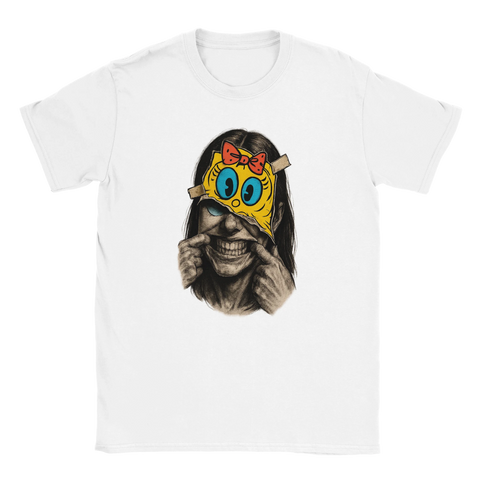 Detaljrikt grafiskt tryck med satirisk underton på vit t-shirt