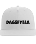 Vit keps med rak textdesign och lekfull attityd