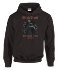 Brun hoodie med mörk satirisk illustration av pestdoktor och råttor