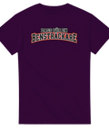 Lila t-shirt med texten Dags för en bensträckare i collegebokstäver.
