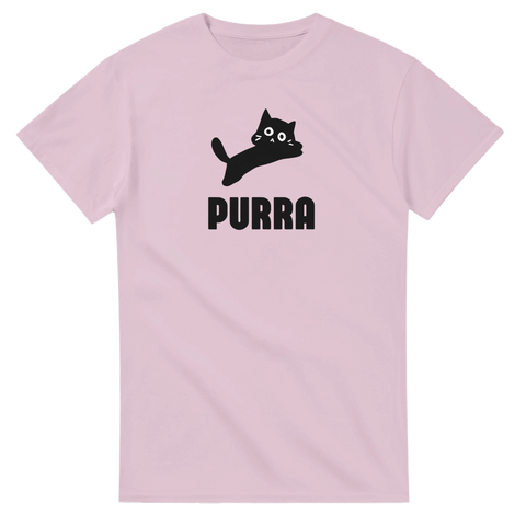 Svart tecknad katt med text "PURRA" på ljusrosa t-shirt.