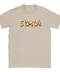 Lekfull illustration av ordet semla i grädde på sandfärgad t-shirt