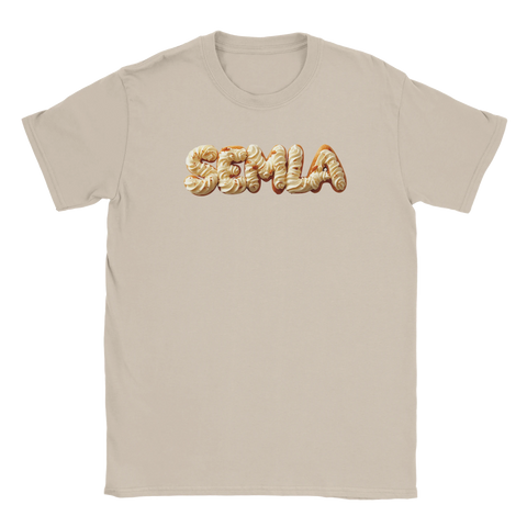 Lekfull illustration av ordet semla i grädde på sandfärgad t-shirt