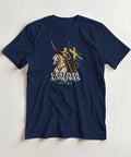 Marinblå liggande t-shirt med Gustav II Adolf till häst, svensk flagga och texten ”Gustavus Adolphus”