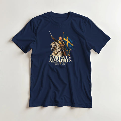 Marinblå liggande t-shirt med Gustav II Adolf till häst, svensk flagga och texten ”Gustavus Adolphus”