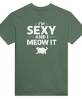 I'm Sexy and I Meow It" text med vit katt på mörkgrön t-shirt.
