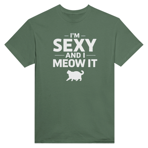 I'm Sexy and I Meow It" text med vit katt på mörkgrön t-shirt.
