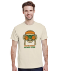 Man i naturvit t-shirt med Beach Pervert motiv föreställande en dödskalle med kikare