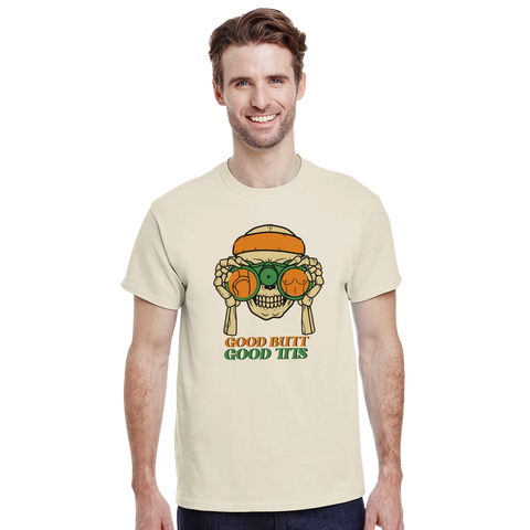 Man i naturvit t-shirt med Beach Pervert motiv föreställande en dödskalle med kikare