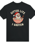 Svart t-shirt med en tomte i julgröt och texten ”Sitter lite i gröten”.
