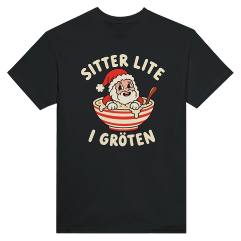 Svart t-shirt med en tomte i julgröt och texten ”Sitter lite i gröten”.