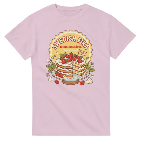 Retro illustration av jordgubbstårta på ljusrosa t-shirt – Swedish fika