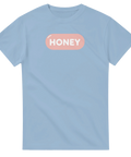 Söt grafisk t-shirt med Honey-logga på ljusblå bakgrund
